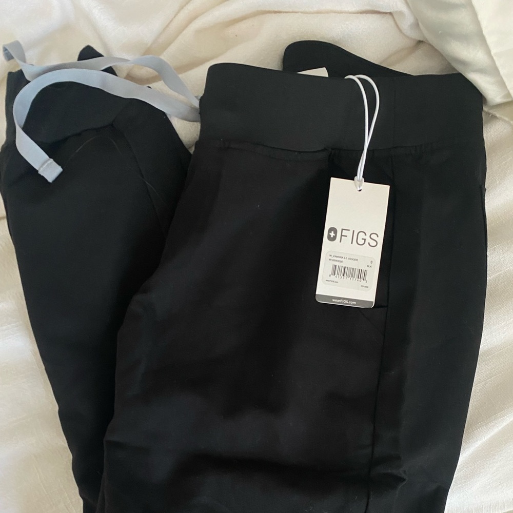 New with tags black Zamora Figs joggers